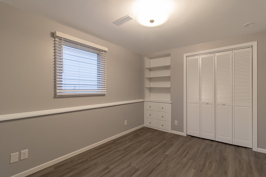 Building Photo - 404 James Ave