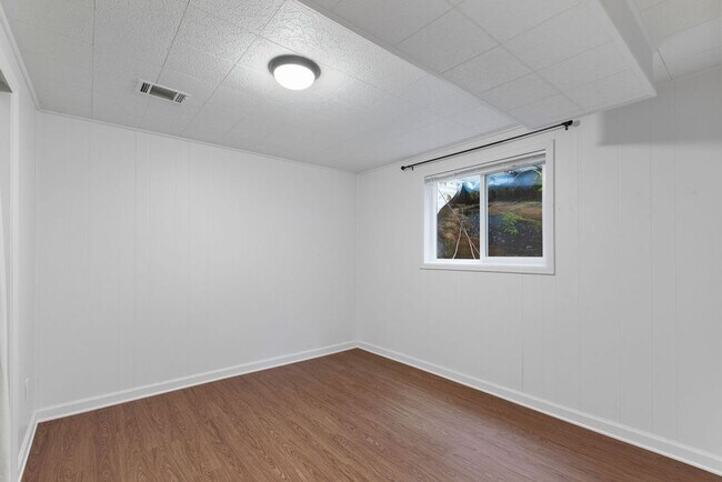 Building Photo - Students Welcome! Spacious 5 Bedroom Home in West Fort Collins