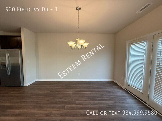 Building Photo - 930 Field Ivy Dr