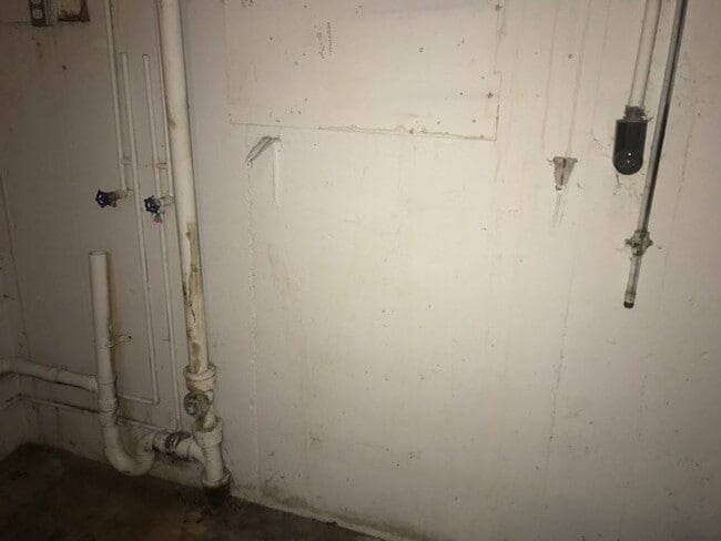 Building Photo - 2 bedroom 1 bath (Half off first months rent)