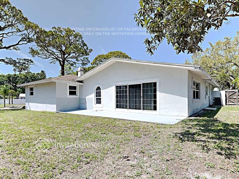 Building Photo - 1895 Almeria Way S