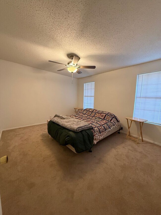 Building Photo - Spacious 4 bedroom, 2 bath home COMING SOON!