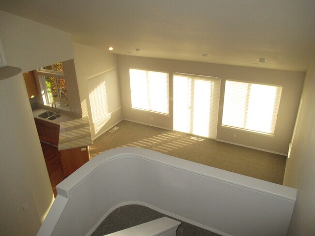 Building Photo - South Salem Home on Creekside Golf Course