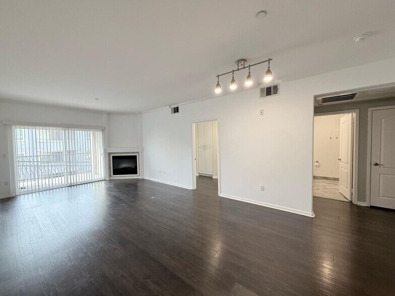 Building Photo - 3401 S Bentley Ave