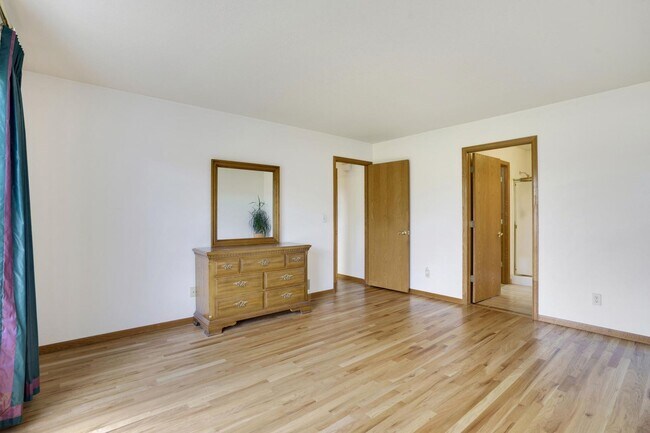 Building Photo - 3 Bedroom, 3 Bathroom backing to Southridg...