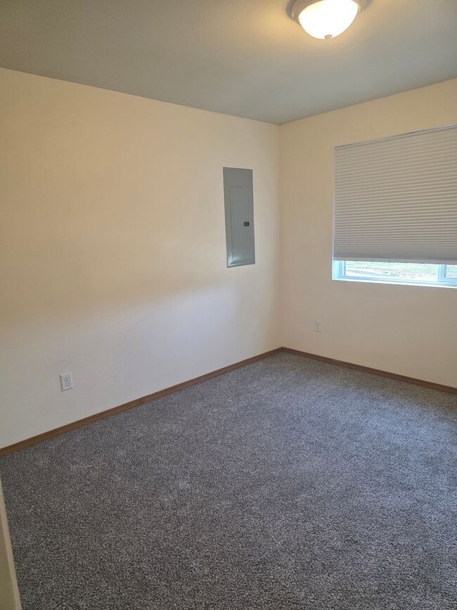 Building Photo - 2 bed 1 bath duplex in the country with park like setting close to town