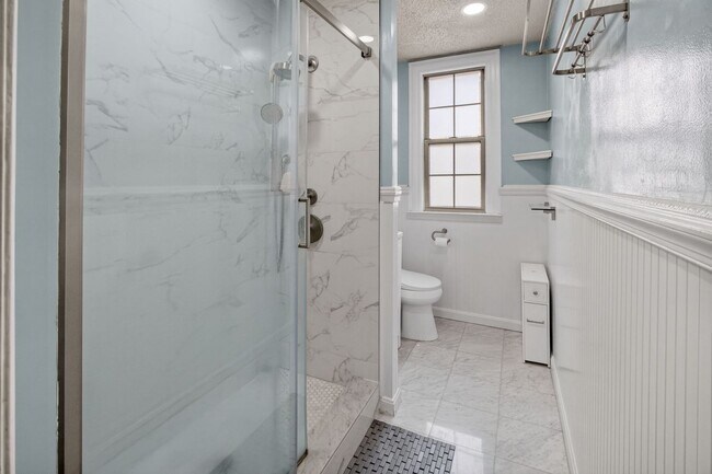 Building Photo - Sunny 1br with Balcony in Columbia Heights!
