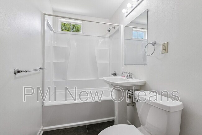 Building Photo - 12 Oaklawn Dr