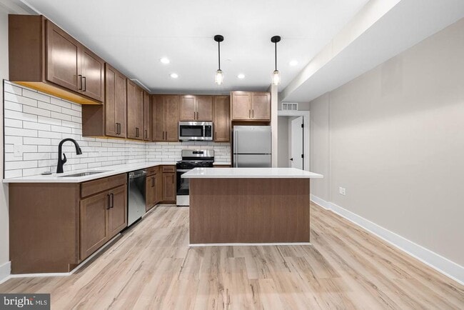 Building Photo - 400 S Conkling St