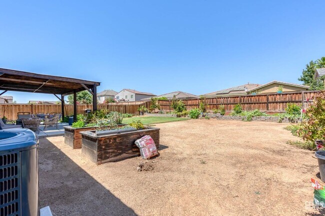 Building Photo - 4 Bed 2 Bath