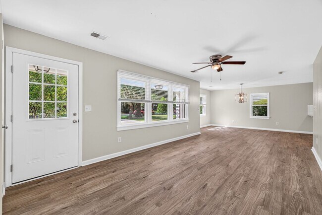 Building Photo - Move-In Ready Home in Hanahan
