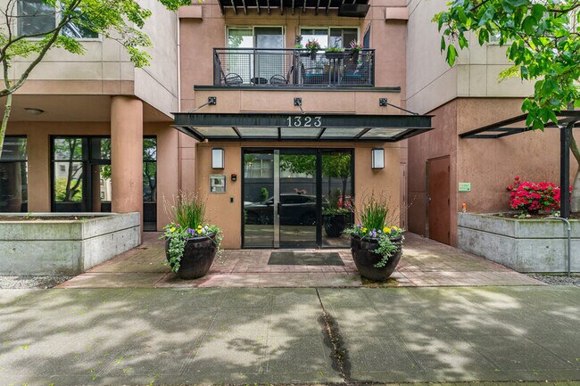 Primary Photo - 1323 Boren Ave