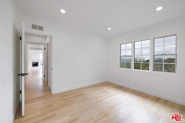 Building Photo - 3710 Glenridge Dr
