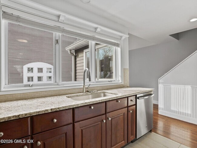 Building Photo - 453 E Putnam Ave