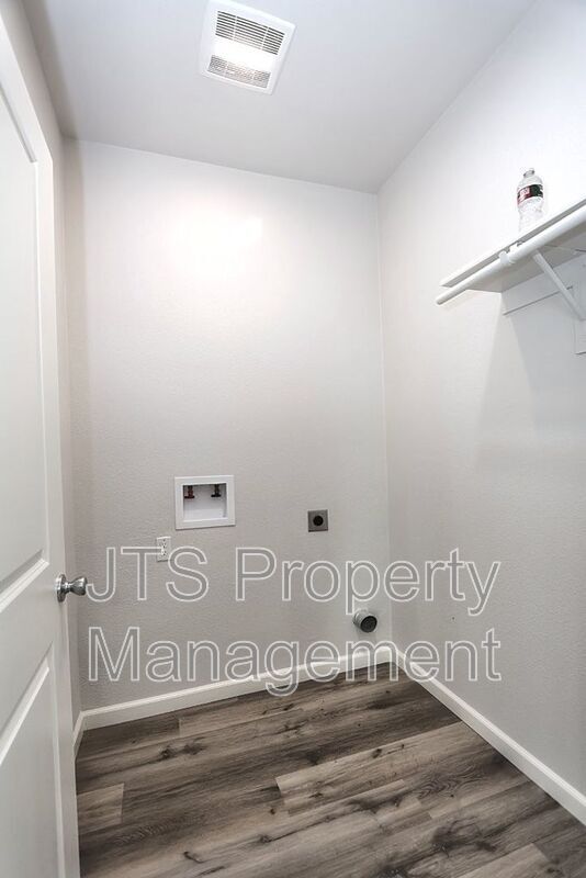 Building Photo - 5 Oak Manor Way