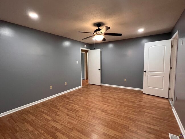 Building Photo - 304 Lakeshore Dr