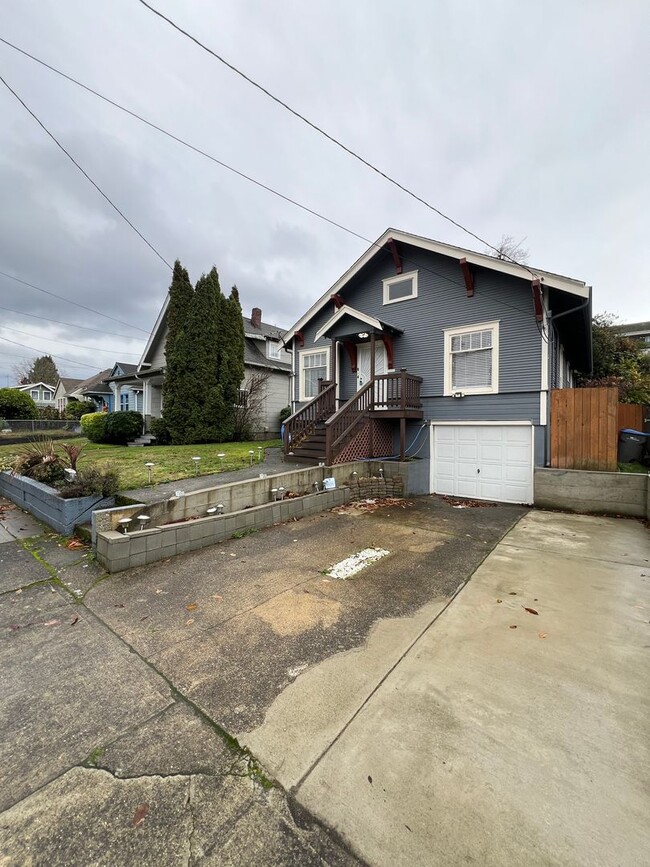 Primary Photo - Excellent Location, Large Four Bedroom Bremerton House for Rent! Available Now!