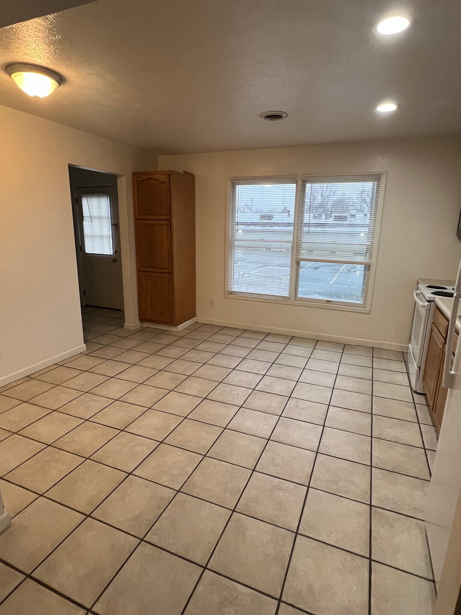 Building Photo - 605 N Main St