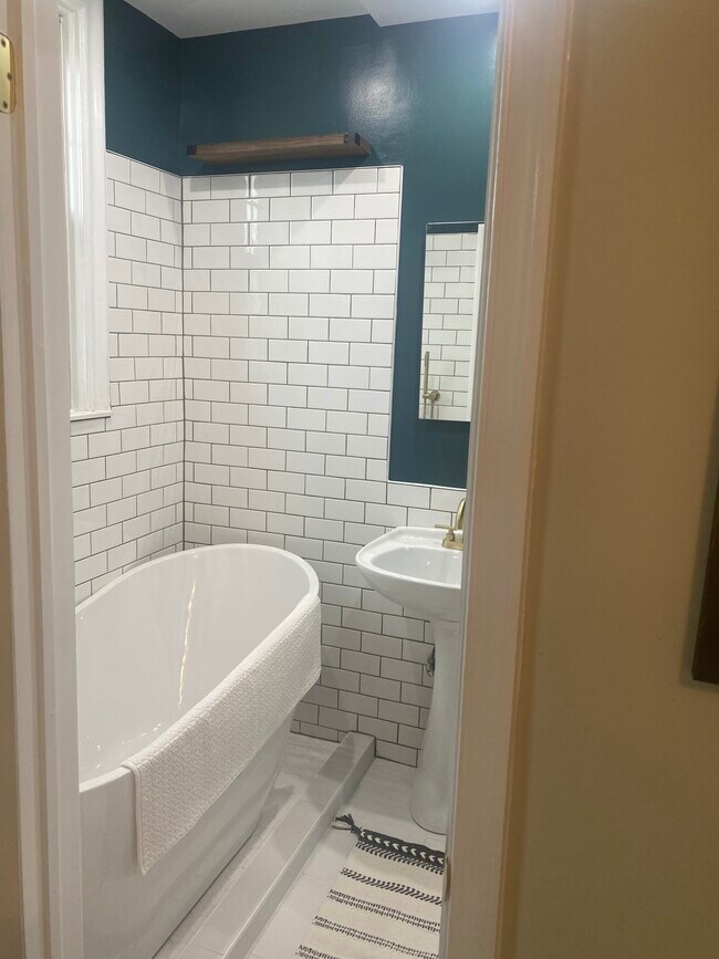 Renovated bathroom - 3010 Wisconsin Ave NW