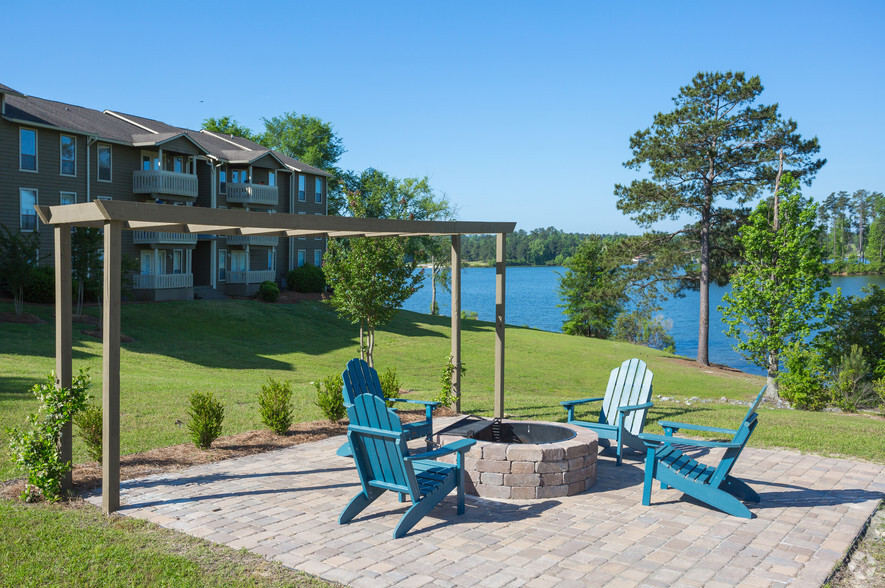 Lakefront Fire Pit - Harbour Club Apartments