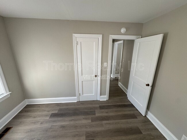 Building Photo - 913 Paul St