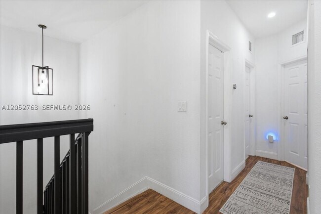 Building Photo - 976 NE 42nd Ave