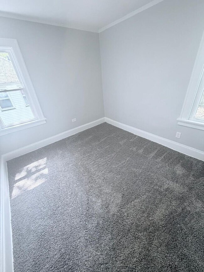 Building Photo - Gorgeous 4 bd, 1.5 bth Cleveland Heights Stunner!