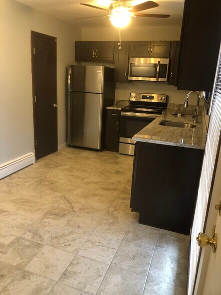 Building Photo - 40 Cove View Ln