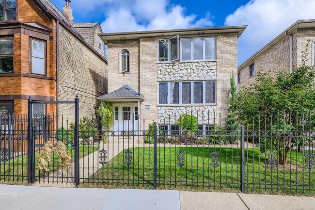 Building Photo - 3 bedroom in Chicago IL 60625
