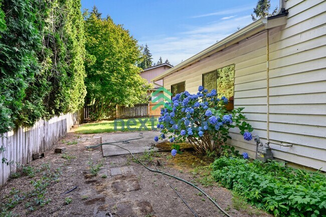 Building Photo - "Spacious 5-Bed Gem with 2.5 Baths in Prime Redmond Location!"