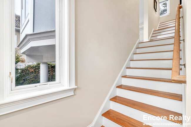 Building Photo - 10 Bradbury St