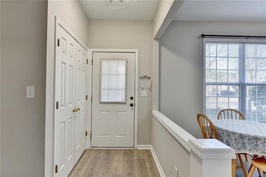 Building Photo - 4061 Howell Park Rd