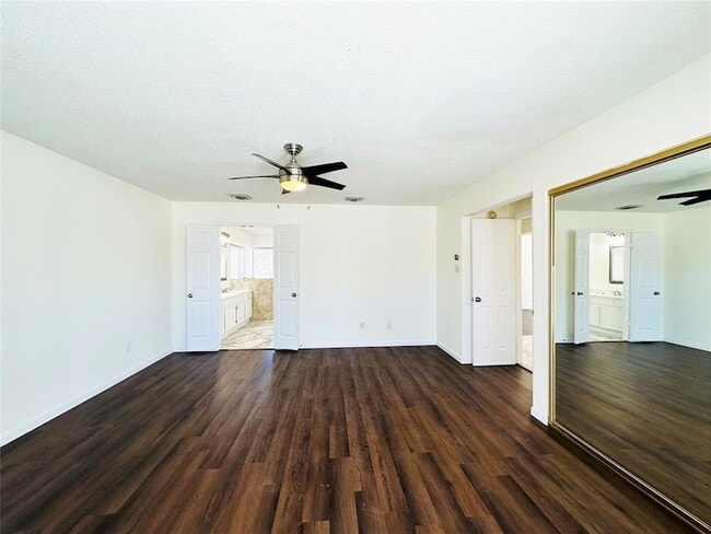 Building Photo - 306 Applewood Dr