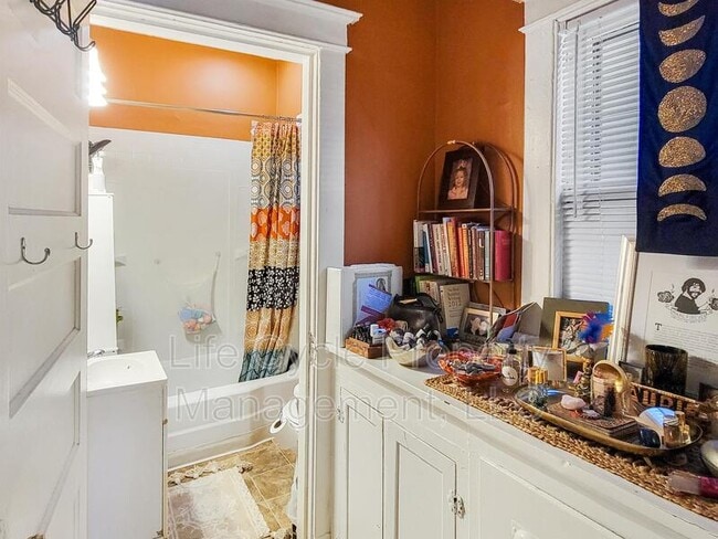 Building Photo - 631 Paris Ave SE