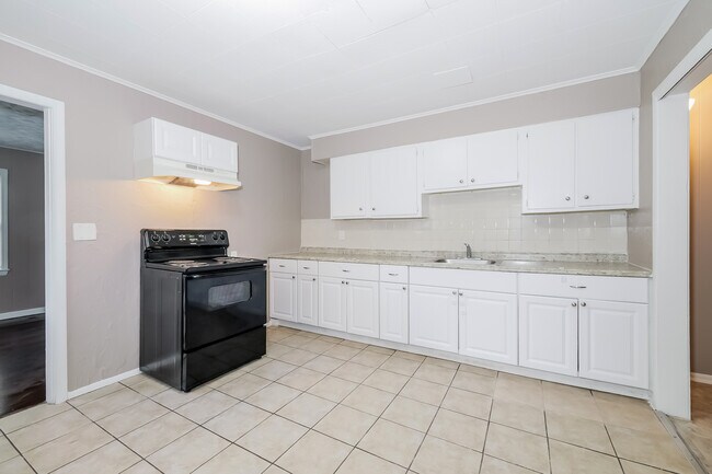 Building Photo - 1608 W Sheley Rd