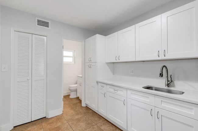 Building Photo - Modern Sarasota 3 Bedroom Home With Separa...