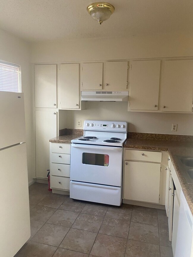 Building Photo - 2 bedroom 2 bath town home in a gated comm...