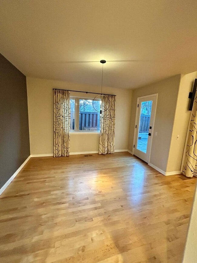 Building Photo - Modern 2-Bedroom Condo with Loft & 2 Car Garage!