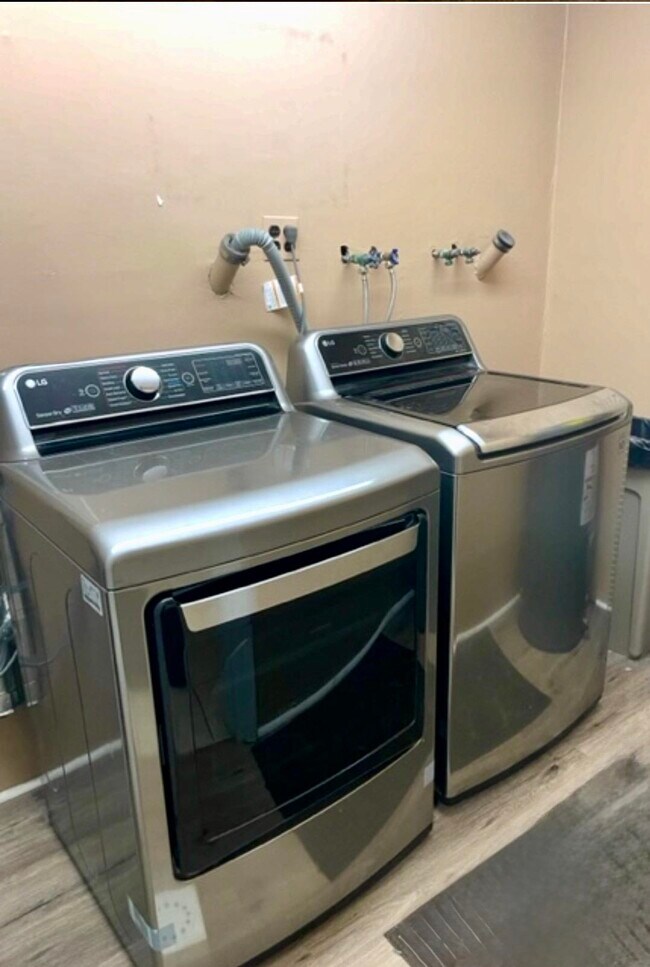 Building Photo - 533 Madison St