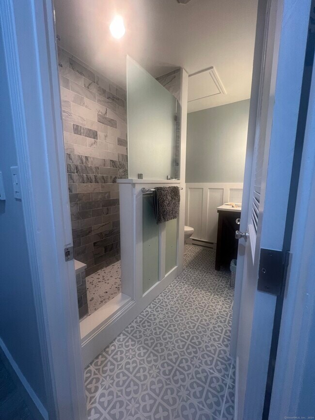 Building Photo - 157 Kings Hwy