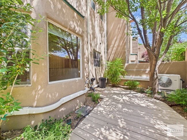 Building Photo - Beautifully Done Custom Built Townhouse wi...