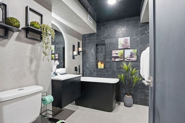 Building Photo - 8743 Thomas Dr