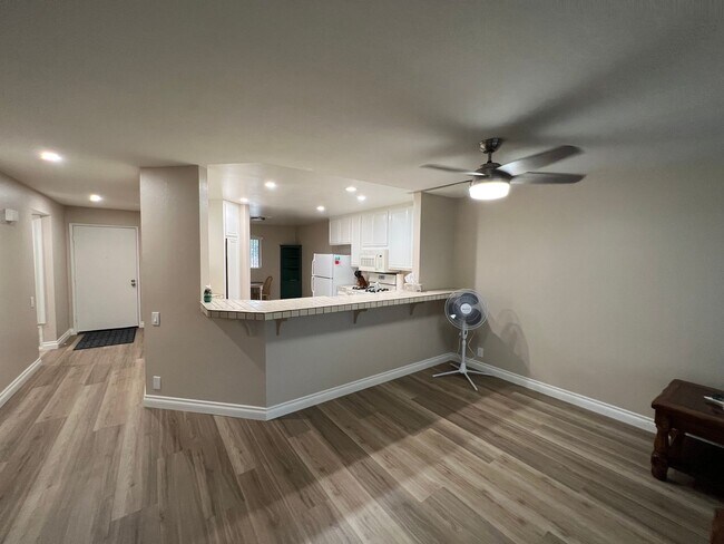 Building Photo - Two bedroom condo on the beach