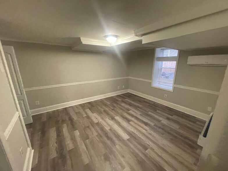 Building Photo - Room in Duplex on Heathcliff St