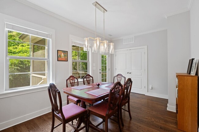 Building Photo - Delightful 3 bed, 2.5 Bath in the Heart of...