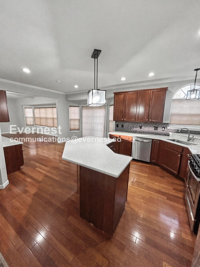 Building Photo - 301 Quail Hollow Dr