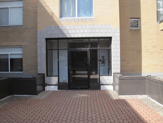 Building Photo - 170 Main St