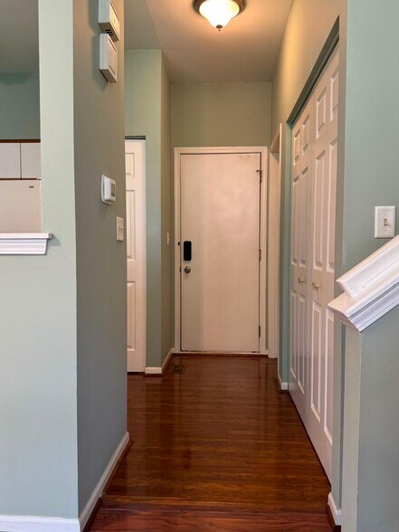 Building Photo - 8 Saint Regis Ct