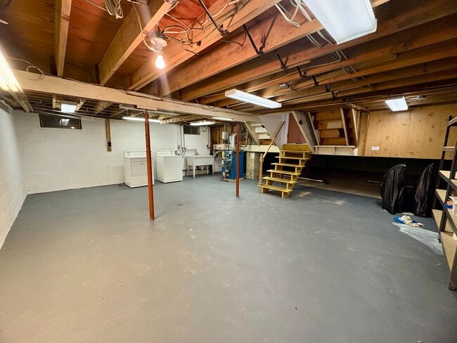 Building Photo - 3 Bedroom 1.5 Bathroom in Harrisburg -Cent...