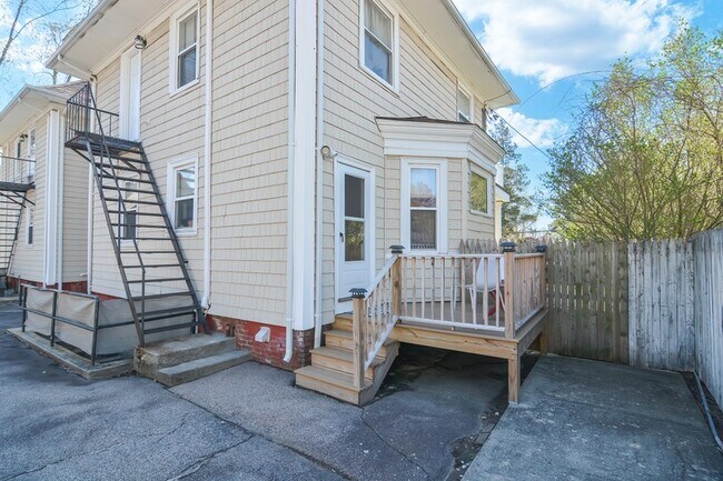 Building Photo - 177 Albert Ave